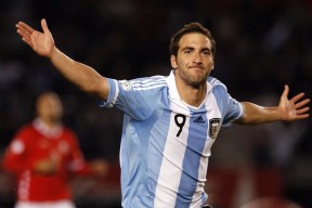 羽毛球赛场焦点！瑞士队对阵巴西队，体能极限考验，赛场硬仗一触即发-爱游戏在线