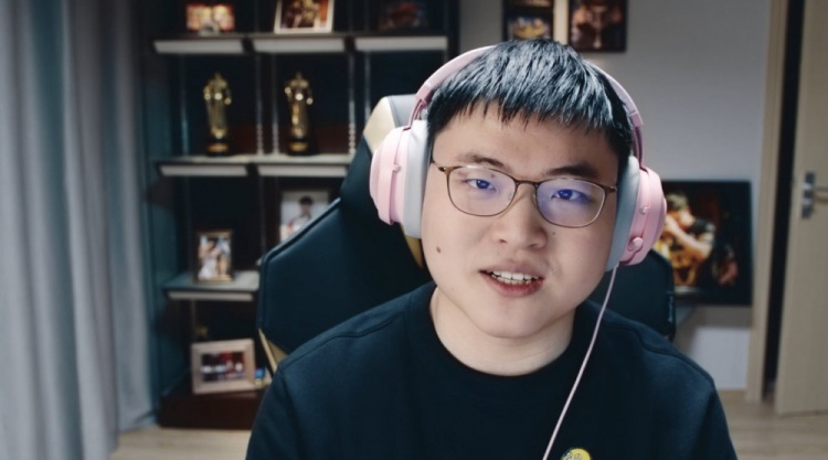 包含Uzi迎来十赛季高光表现，FPX球迷沸腾！的词条